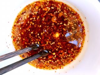 12、麻辣鸡丝,用筷子快速搅动均匀