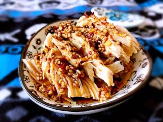 20、麻辣鸡丝,拌匀得酱汁淋在鸡丝上即可