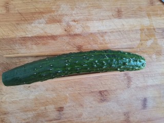 2、簑衣黄瓜,准备一根黄瓜，两侧放筷子