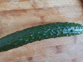 3、簑衣黄瓜,用刀竖着切薄片，，不要切到底