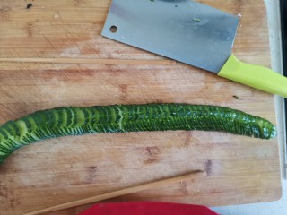 4、簑衣黄瓜,再反过来，斜着切薄片，切好能拉开变长