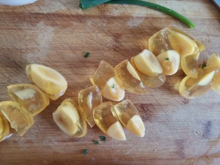 5、簑衣黄瓜,皮蛋剥皮洗干净切块