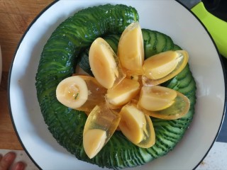 6、簑衣黄瓜,把黄瓜和皮蛋摆入盘中