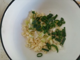 7、簑衣黄瓜,开始调料汁，碗中加入蒜末，葱末