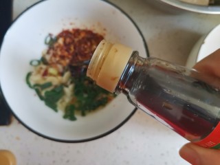 8、簑衣黄瓜,用热油泼一下，激出香味，加入生抽