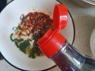 9、簑衣黄瓜,加入醋