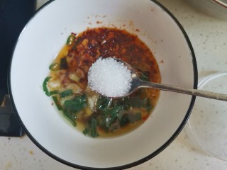 11、簑衣黄瓜,加入一勺白砂糖搅拌均匀即可