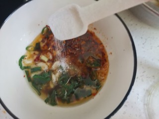 10、簑衣黄瓜,加入适量的盐