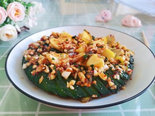 12、簑衣黄瓜,把料汁淋在黄瓜上即可