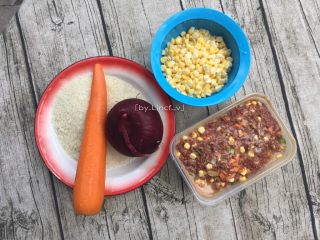 1、沙茶牛肉饭,准备所需食材:米250g、牛肉250g、胡萝卜半根、玉米半根、洋葱半个、甜青椒个、沙茶酱3勺、盐1匙、鱼露2勺、生抽3勺、食用油适量、清水适量