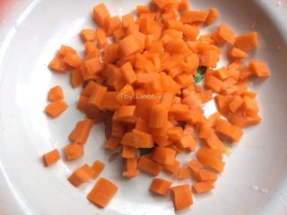 4、沙茶牛肉饭,胡萝卜半根洗净后去外皮切成小丁待用