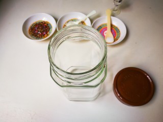 2、酒香麻麻泡菜,准备一个无油干净的玻璃瓶，我是用的咖啡瓶子