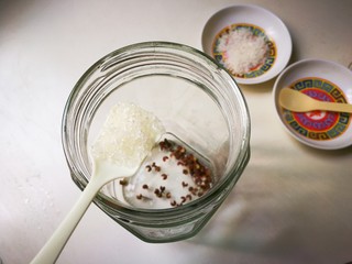 5、酒香麻麻泡菜,放入三小勺糖，再放入有瓶子三分之一高度的开水，搅化凉透