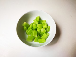 7、酒香麻麻泡菜,莴苣削去皮切成丁