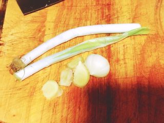 2、浅湘食光&蜜汁叉烧,准备姜、葱、蒜