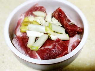 3、浅湘食光&蜜汁叉烧,姜、葱、蒜切段放入梅花肉