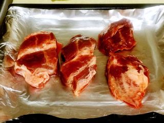 10、浅湘食光&蜜汁叉烧,腌制好的梅花肉刷剩余酱料