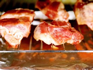 12、浅湘食光&蜜汁叉烧,放在烤箱烤架上,230度40-50分钟