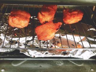 13、浅湘食光&蜜汁叉烧,烤15分钟刷酱料和蜂蜜,翻面刷酱料和蜂蜜烤10分钟,再翻面刷酱料蜂蜜烤8分钟...至到用牙签能一戳到底就可以了