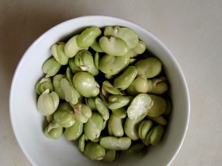 3、翡翠白玉鸭,蚕豆洗净装盘备用