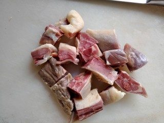 4、翡翠白玉鸭,泡好的咸鸭腿剁成小块。不要太大。