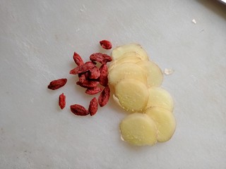 5、翡翠白玉鸭,生姜枸杞好。