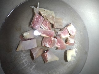 6、翡翠白玉鸭,锅内放适量水，咸鸭腿冷水下锅，放点料酒去腥。煮沸30秒就可以了。