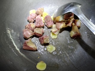 8、翡翠白玉鸭,将过好水的咸鸭腿放入小火慢慢煸两分钟。