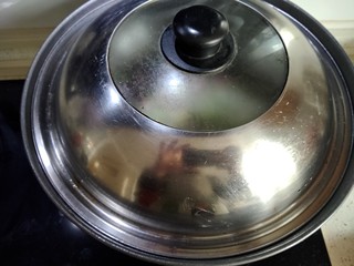 11、翡翠白玉鸭,煮沸以后。盖子一盖，小火炖8分钟。