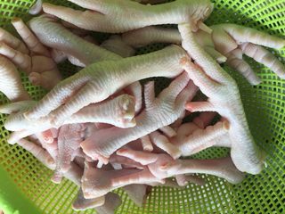 1、吮指香卤鸡爪,鸡爪剁去指甲，洗净.