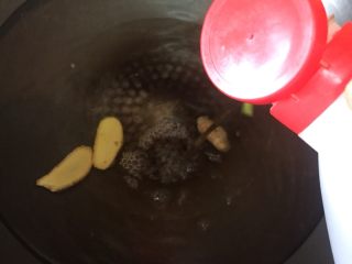 2、吮指香卤鸡爪,准备一锅冷水，放入姜片葱白和料酒