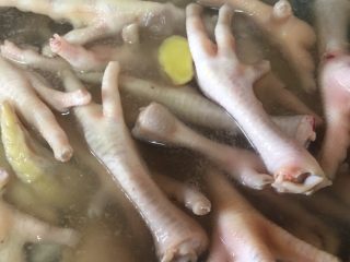 3、吮指香卤鸡爪,大火煮开，继续加热5分钟.捞起，去掉配料，滤干水分.