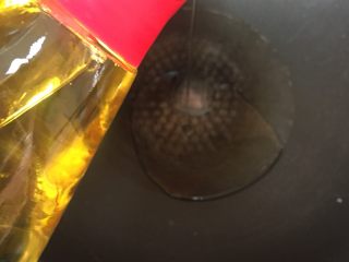 6、吮指香卤鸡爪,锅里倒入少许油，加热.