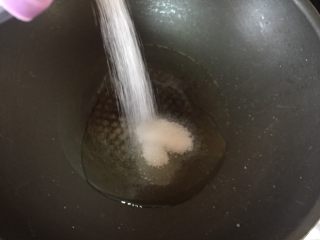 7、吮指香卤鸡爪,倒入白糖.用锅铲不断的翻炒.