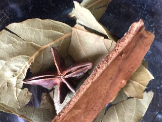 10、吮指香卤鸡爪,准备好香料，洗净.