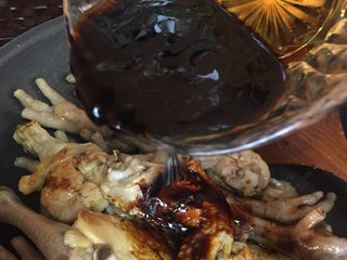 11、吮指香卤鸡爪,翻炒均匀的鸡爪倒入配料.