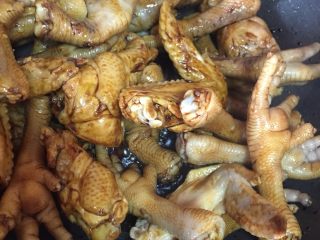 12、吮指香卤鸡爪,翻炒均匀.