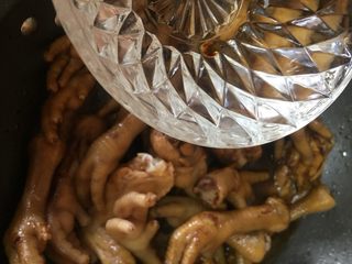 13、吮指香卤鸡爪,再倒入适量的清水，没过鸡爪.