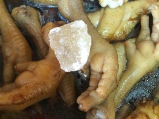 14、吮指香卤鸡爪,放入冰糖.