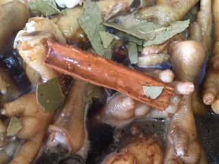 15、吮指香卤鸡爪,还有洗净的香料.
