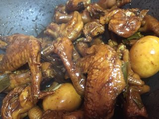 16、吮指香卤鸡爪,大火烧开后转小火慢焖，可以加入两颗煮好剥好壳的鸡蛋.