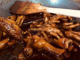 17、吮指香卤鸡爪,待汤汁变浓稠就差不多了.