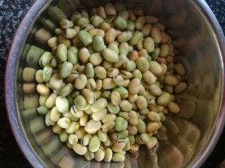 2、孔乙己爱吃的香酥茴豆,茴豆洗净，