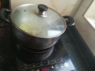 7、孔乙己爱吃的香酥茴豆,锅里煮5分钟，5分钟就好了，其实不用煮也可以，我就想不要油炸太久，所以煮了几分钟