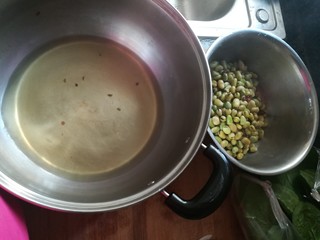 9、孔乙己爱吃的香酥茴豆,捞起茴豆，那水别倒掉哦，等下还有用