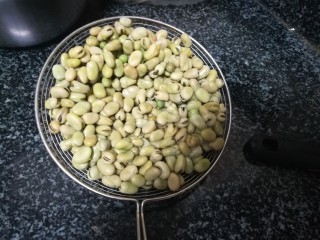 12、孔乙己爱吃的香酥茴豆,浸泡2个小时后捞起控水