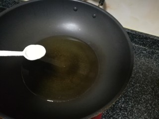 13、孔乙己爱吃的香酥茴豆,锅里下油，加点盐哦，这样油不会四处飞溅