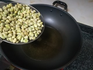 14、孔乙己爱吃的香酥茴豆,等油温4成热左右倒下茴豆，太热很容易让茴豆变黑，无法吃。