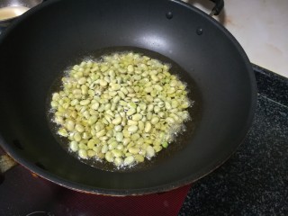 15、孔乙己爱吃的香酥茴豆,炸茴豆