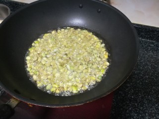 16、孔乙己爱吃的香酥茴豆,几分钟后，茴豆有点变色了